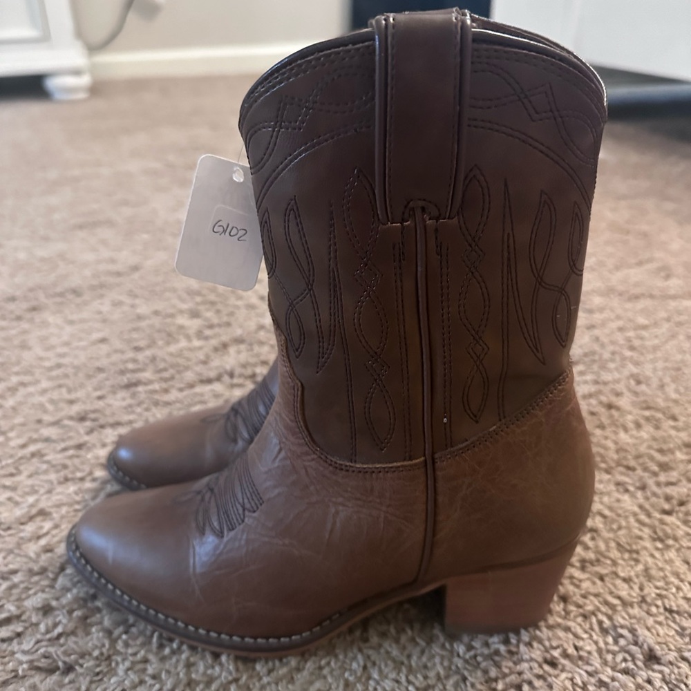 Women’s Brown 6.5 cowgirl boots. Brand new